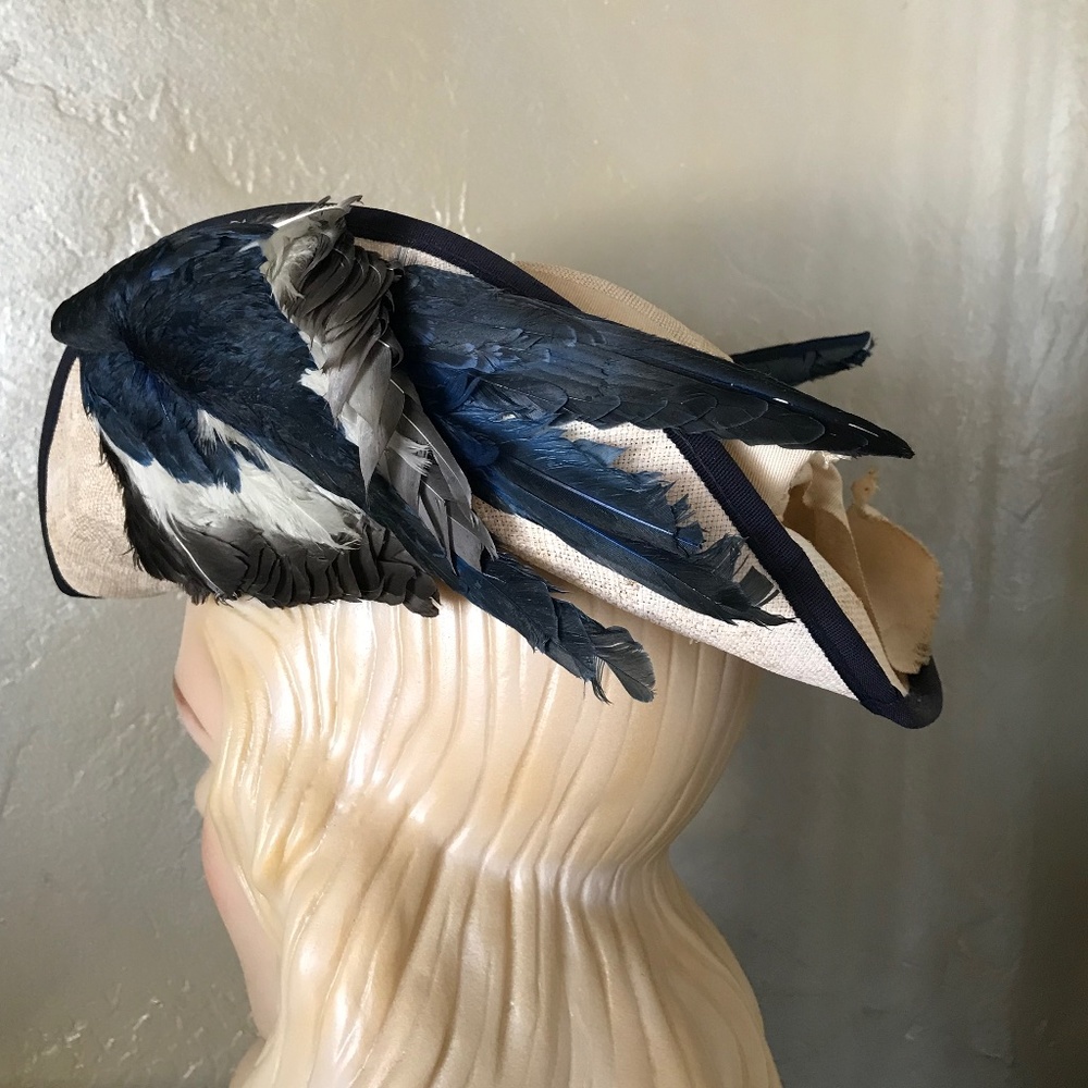 VERY RARE 1900s' CREAM STRAW HAT WITH TWO BLUE/GRAY/WHITE FEATHER BIRDS - Picture 11 of 15